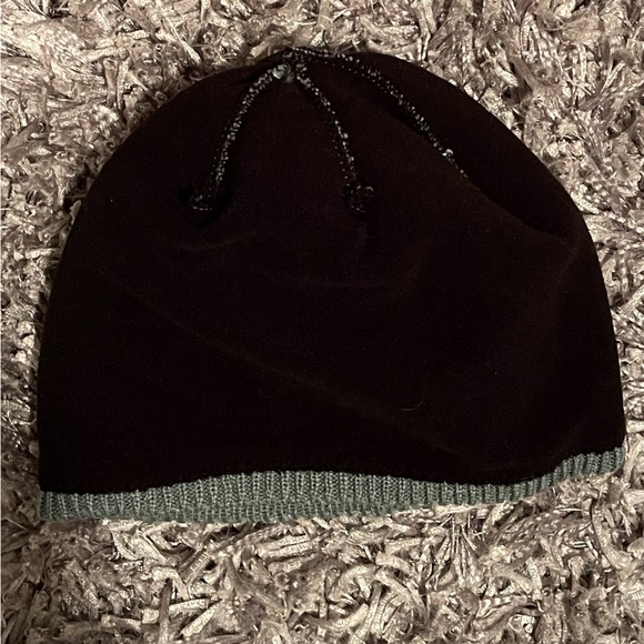 NWOT. Women’s Columbia beanie. Never worn. - Picture 3 of 5